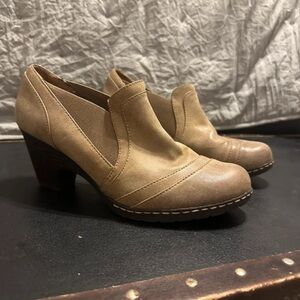Chic Tan Heeled Loafers